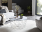 Preview: SalesFever Couchtisch mit Metallkorb Ø 80 cm, Foliert in Marmoroptik Weiß, Gestell Chromfarben