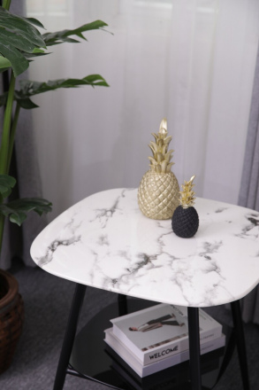 Möbilia Couchtisch 55x55 cm aus Platte Glas in Marmoroptik, Gestell pulverbeschichtetes Metall , in der Farbe Platte weiß, Ablageboden schwarz lackiert, Beine schwarz 28020010