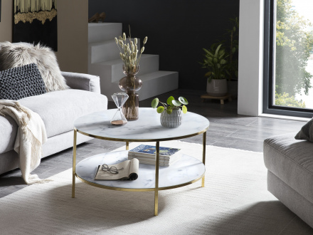 SalesFever Couchtisch mit 2 Ablagen Ø 80 cm, Foliert in Marmoroptik Weiß, Gestell goldfarben