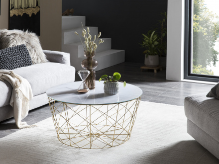 SalesFever Couchtisch mit Metallkorb Ø 80 cm, Foliert in Marmoroptik Weiß, Gestell goldfarben
