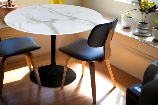 Möbilia Tisch 100 cm Durchmesser aus Platte Glas in Marmoroptik, Gestell pulverbeschichtetes Metall , in der Farbe Platte weiß, Gestell schwarz 28020006