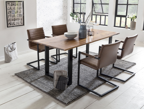 SalesFever Esszimmerstuhl 2er Set hellbraun Kunstleder-Optik, 100% Polyurethan, schwarz lackiertes Gestell