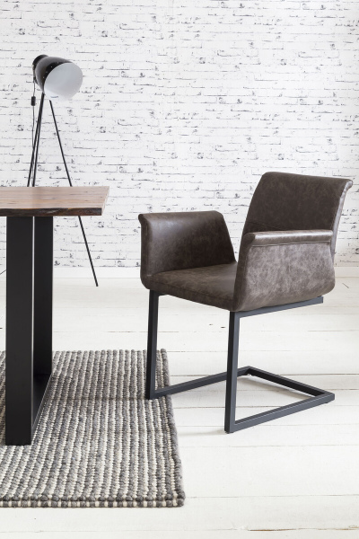 SalesFever Esszimmerstuhl 2er Set dunkelbraun Kunstleder-Optik, schwarz lackiertes Gestell, mit Armlehnen